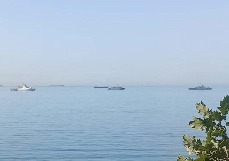 Три военных корабля приплыли на пляж Чёрного моря