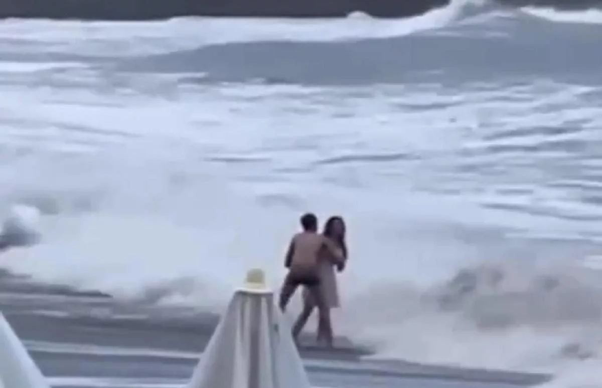 Шторм унёс девушку в Чёрное море на пляже Сочи: видео