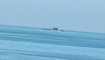 Подводная лодка всплыла на пляже Чёрного моря