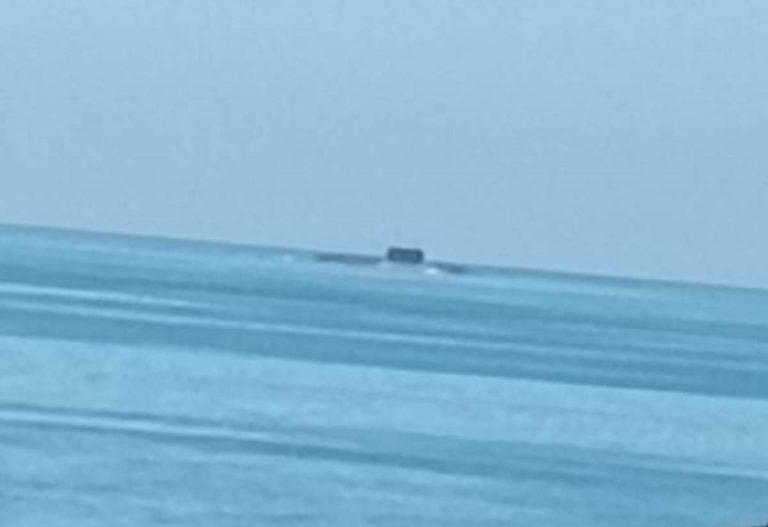 Подводная лодка всплыла на пляже Чёрного моря