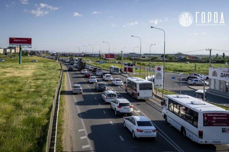 Второй день туристы стоят в длинных пробках к Чёрному морю