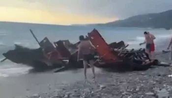 Шторм выбросил на берег Лазаревского обломки судна: видео