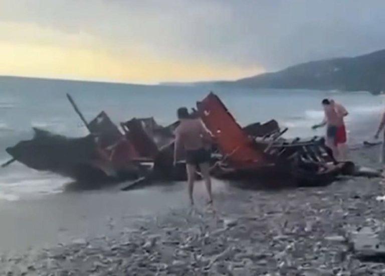Шторм выбросил на берег Лазаревского обломки судна: видео