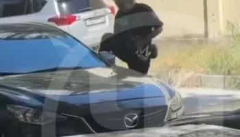 В Сочи туристка избивала машины: видео