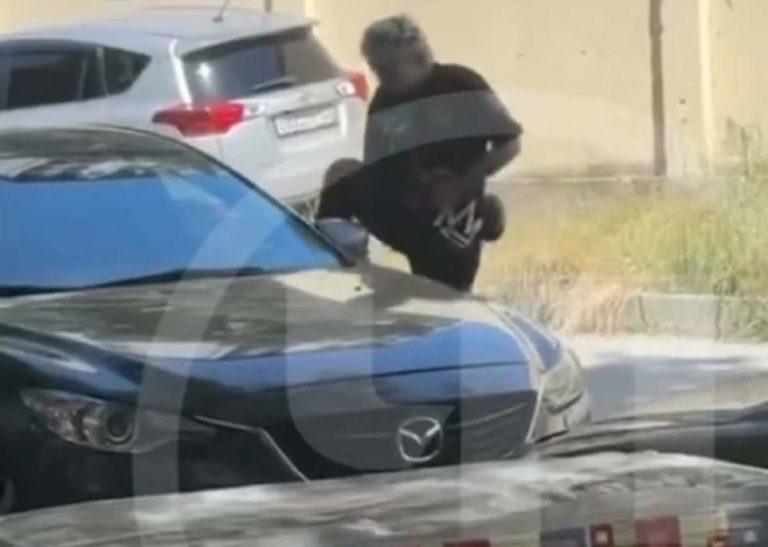 В Сочи туристка избивала машины: видео