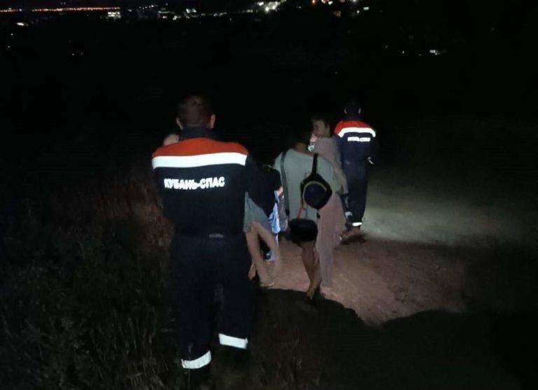 Спасатели эвакуировали 10 туристов во время шторма в Анапе