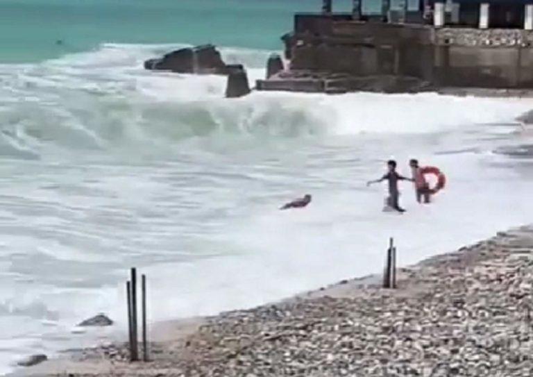 Купавшегося в шторм туриста спасли на пляже Чёрного моря