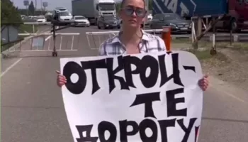 Краснодарка вышла на пикет за доступ к новой дороге на Западном обходе