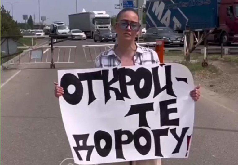 Краснодарка вышла на пикет за доступ к новой дороге на Западном обходе