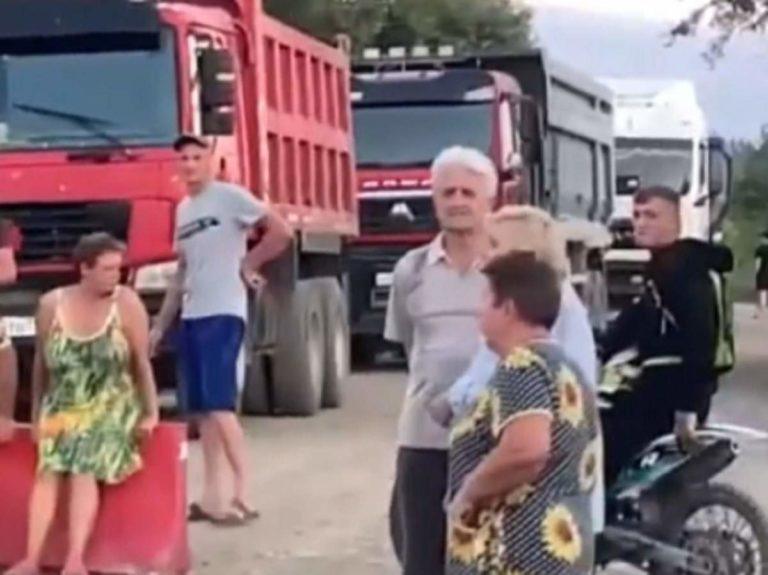 В Краснодарском крае протестующие перекрыли дорогу: видео