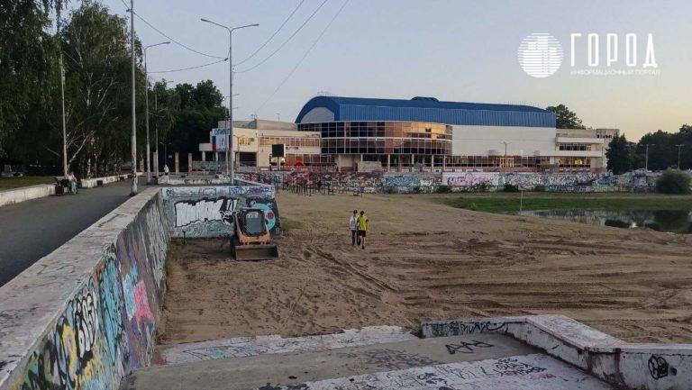 В Краснодаре завезли песок на бывший городской пляж