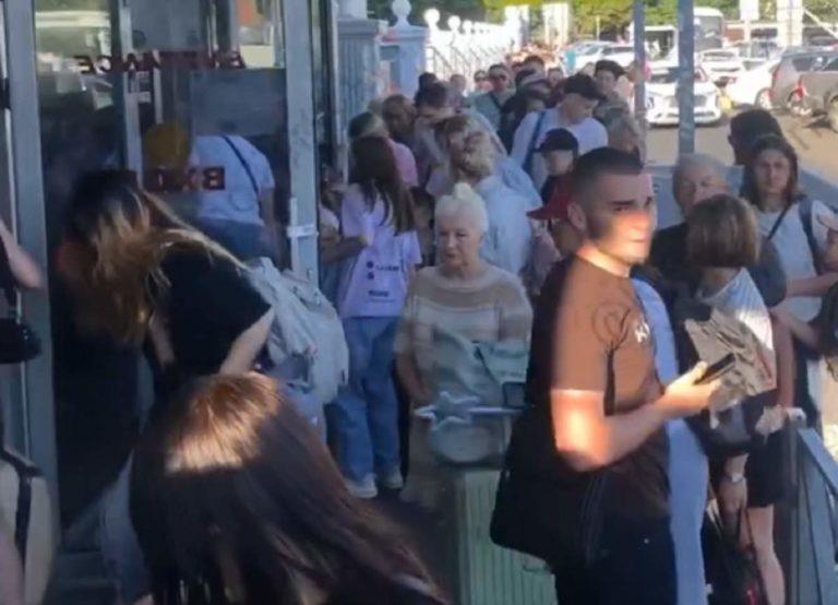 У вокзала Краснодар-1 выстроились огромные очереди: видео