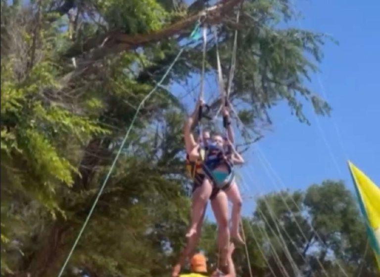 На пляже парашют туриста с сыном занесло на дерево: видео