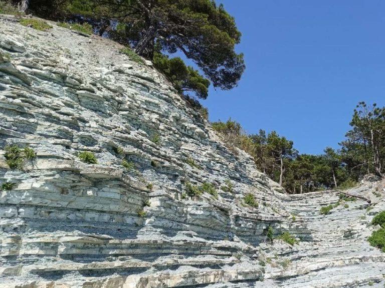 В скалах Сочи туристка разбилась насмерть из-за селфи