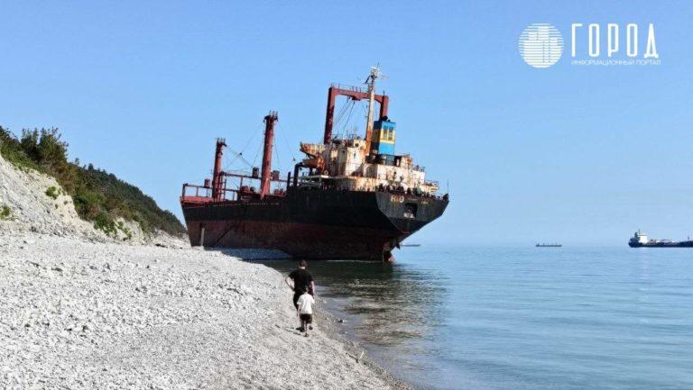 СК раскрыл подробности крушения яхты с пятью туристами у Геленджика