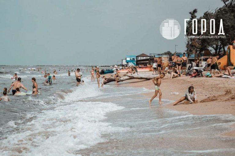 Чёрные пятна и наличка без интернета: турист об отдыхе на Азовском море