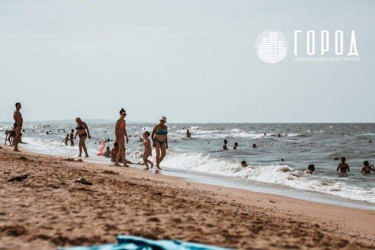 Без медуз, змей и креветок: обзор пляжа в Голубицкой в одном видео