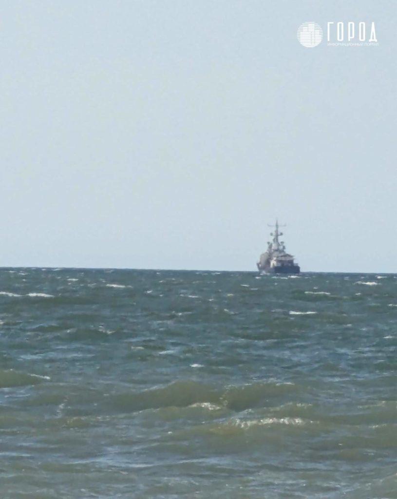 Военные корабли напугали туристов на пляже Азовского моря