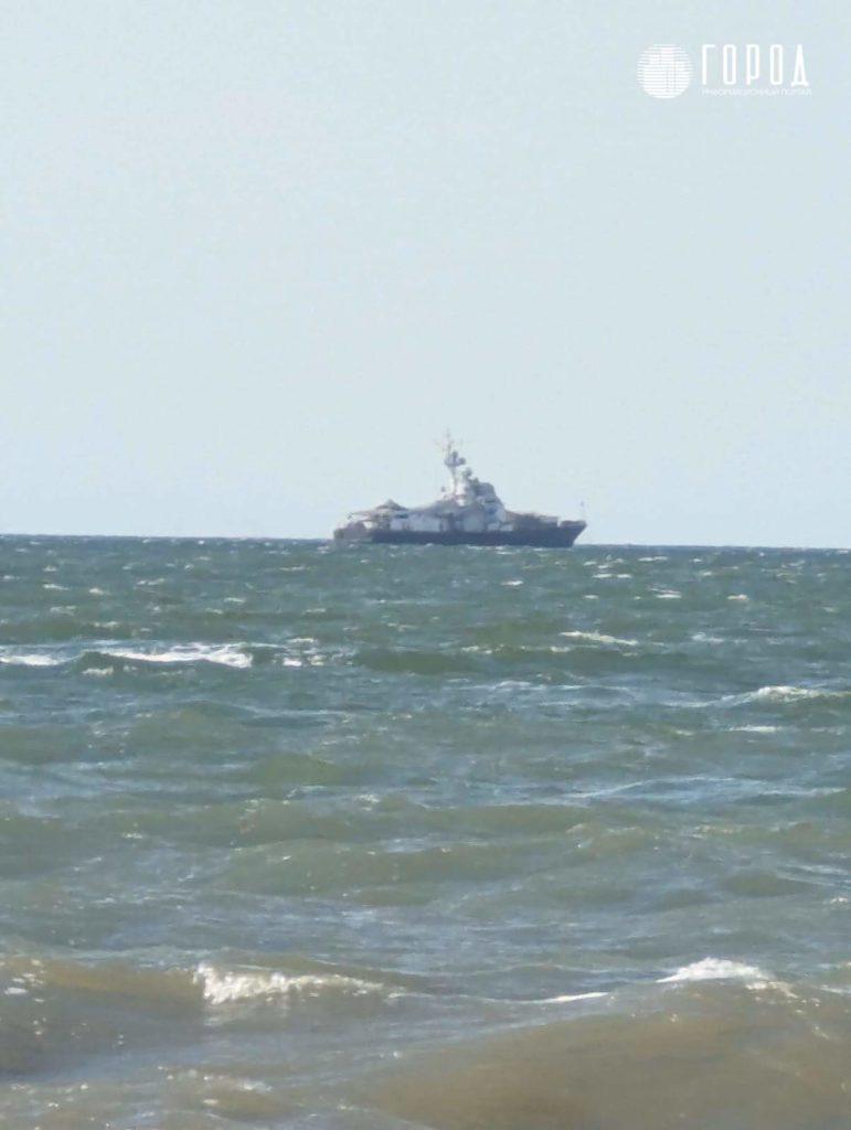 Военные корабли напугали туристов на пляже Азовского моря