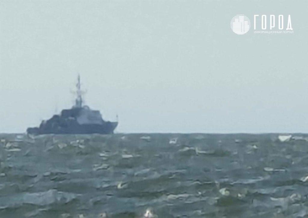 Военные корабли напугали туристов на пляже Азовского моря