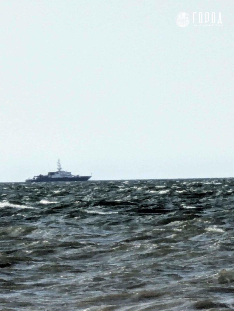 Военные корабли напугали туристов на пляже Азовского моря