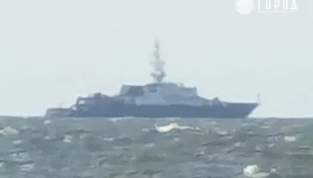Военные корабли напугали туристов на пляже Азовского моря