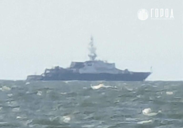 Военные корабли напугали туристов на пляже Азовского моря