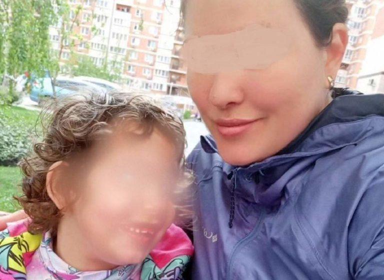 В Краснодаре брошенную родителями на улице девочку с ДЦП вернули матери