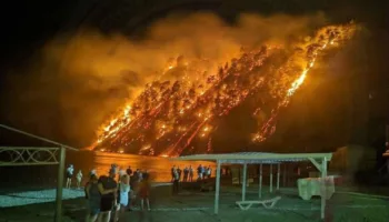 Апокалиптические кадры лесного пожара в бухте Инал: фото и видео