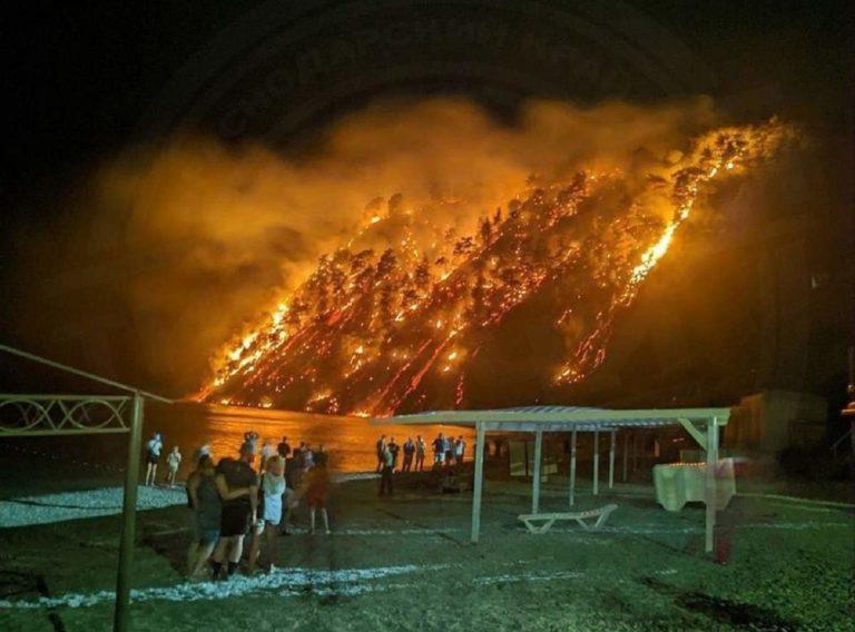 Апокалиптические кадры лесного пожара в бухте Инал: фото и видео