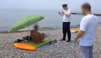 Полиция массово задерживает голых туристов на пляжах Сочи: видео