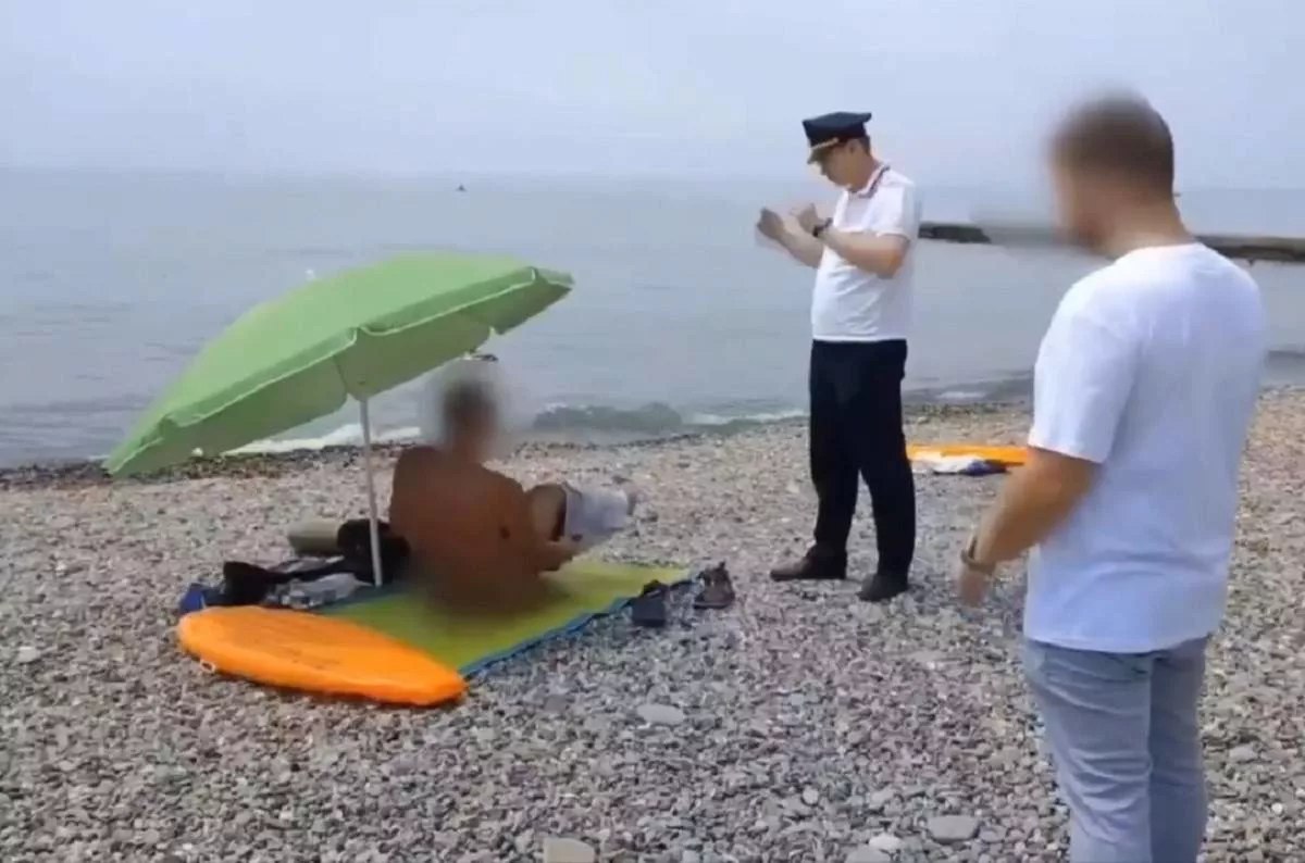Полиция массово задерживает голых туристов на пляжах Сочи: видео