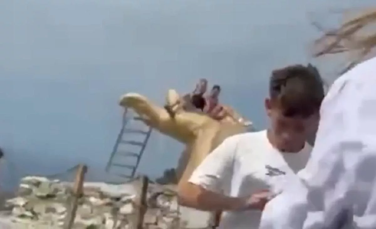 В Геленджике с туристов вымогают деньги за фото на «Руке Свободы»