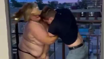 Голая краснодарка напала на оперативника: видео
