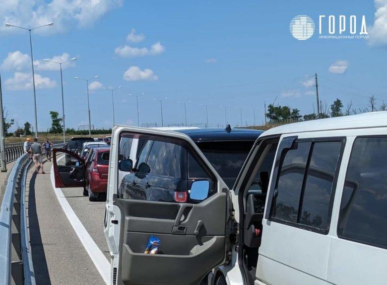 У Крымского моста пробка в 1000 машин из-за страха туристов