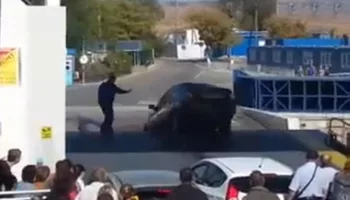 «Лада Приора» вылетела с парома в Чёрное море: видео