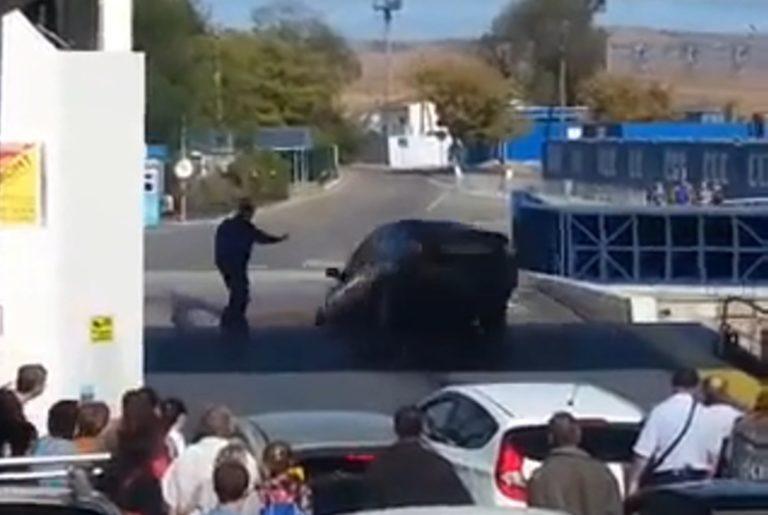 «Лада Приора» вылетела с парома в Чёрное море: видео
