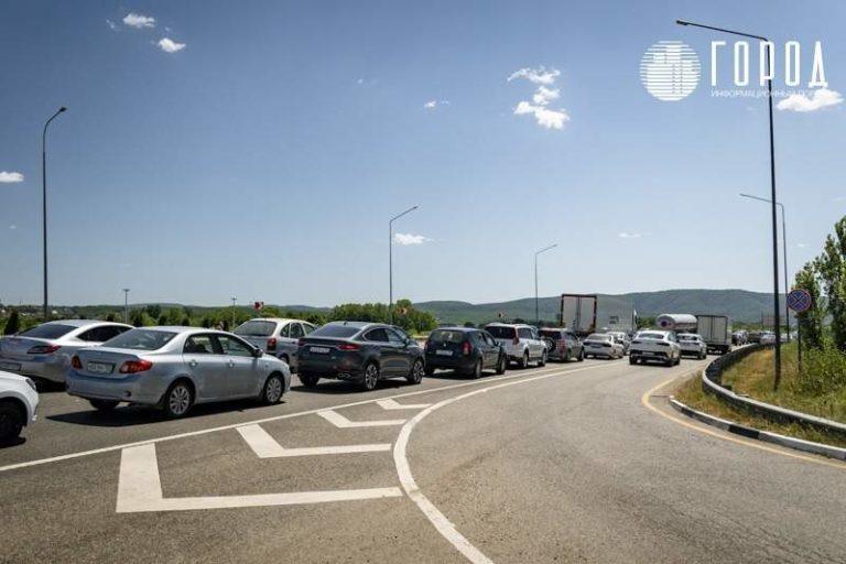 Свыше 1500 машин стоят в пробках у Крымского моста