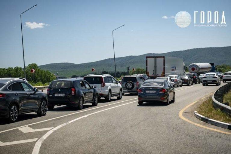 Огромные пробки у Крымского моста объяснили 745 тысячами туристов