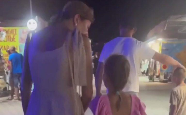 Туристка издевалась над дочкой на набережной Небуга: видео