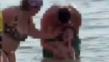 Туристы купали малыша в холодной воде на пляже Геленджика: видео