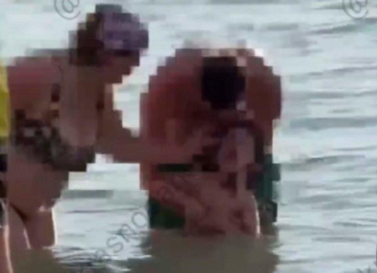 Туристы купали малыша в холодной воде на пляже Геленджика: видео