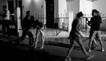 В центре Сочи туристки устроили массовую драку: видео