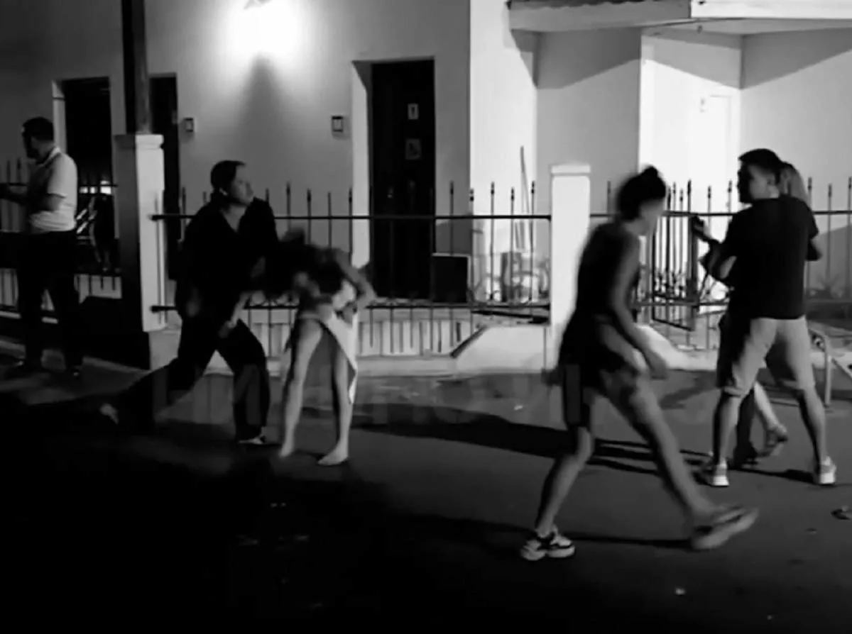 В центре Сочи туристки устроили массовую драку: видео