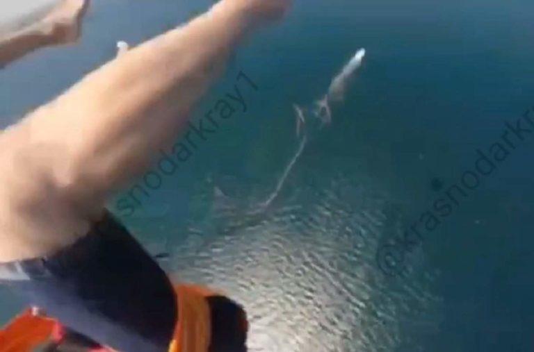 В Сочи туристы упали на оборвавшемся парашюте в море: видео