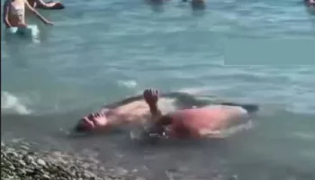 Туристы притворились утонувшими и распугали пляж в Ольгинке: видео