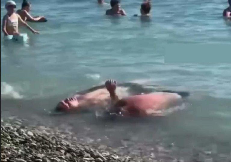 Туристы притворились утонувшими и распугали пляж в Ольгинке: видео