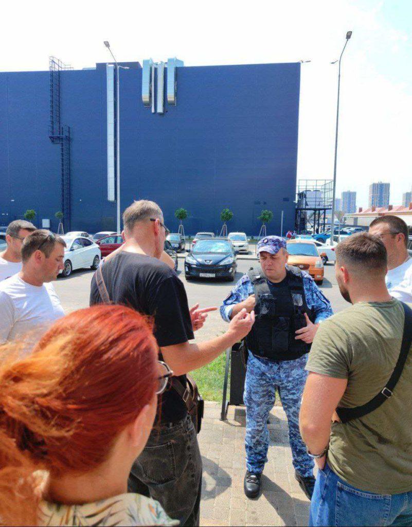 Краснодарцы перекрыли дорогу с требованием дать свет и воду: фото и видео