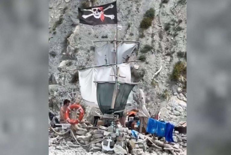 Туристы на кораблях Джека Воробья поселились на пляже Анапы: видео