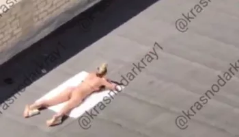 Краснодарки загорают на крышах детских поликлиник: видео